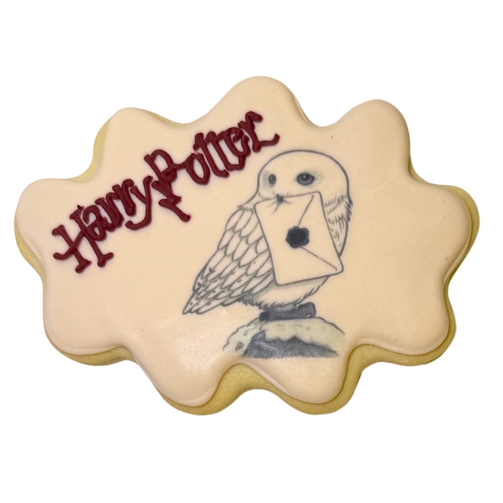 Harry Potter cookie featuring a snowy owl with a letter.