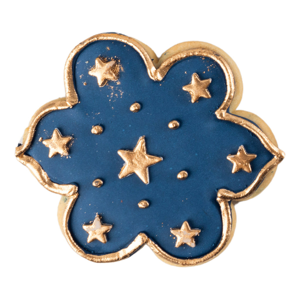Flower-shaped Ramadan butter cookie with blue and gold icing.